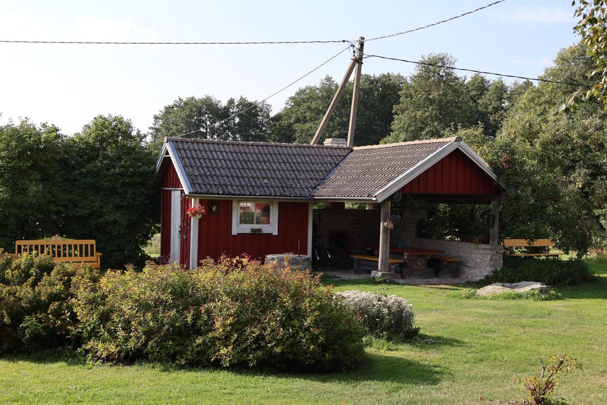 Leesi Kuelalistemaja Hotel Buitenkant foto
